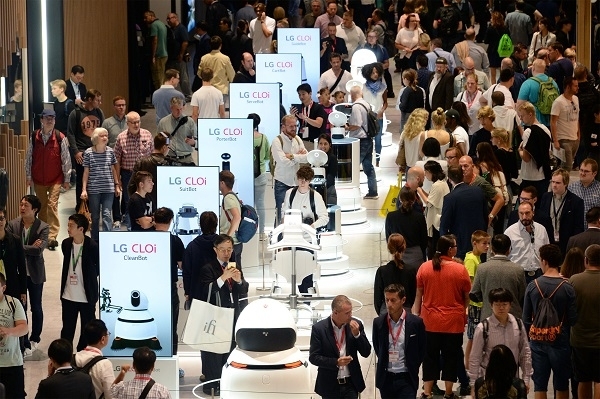 LG전자가 31일부터 9월 5일까지 독일 베를린에서 열리는 'IFA 2018'에서 '더 나은 삶'을 위한 인공지능 솔루션과 차별화된 시장선도 제품들을 대거 선보였다. LG전자 전시관에 관람객들이 운집해 있다.