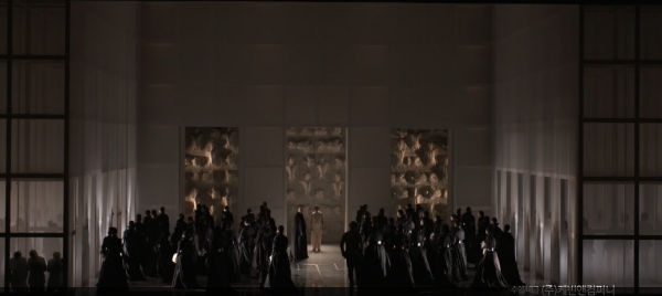 스테파노 포다 연출의 오페라 '투란도트'의 '류'의 장례식 장면. 티무르 왕(심인성)과 류(에리카 그리말디)는 가운데 문을 향해 '죽음'의 세계로 들어가고 모든 투란도트들과 사람들, 칼라프 왕자가 그들을 바라본다.(메가박스 동영상 스틸 컷)