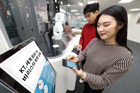 KT 모델들이 서초구 삼성생명에 위치한 세계 최초의 5G 로봇카페 비트에서 바리스타 로봇이 제조한 커피를 들고 촬영을 하고 있다. KT 제공