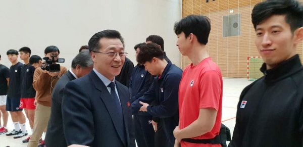 남자 핸드볼 단일팀을 격려하는 박남영 북한 대사. ⓒ 주 독일 대한민국 대사관