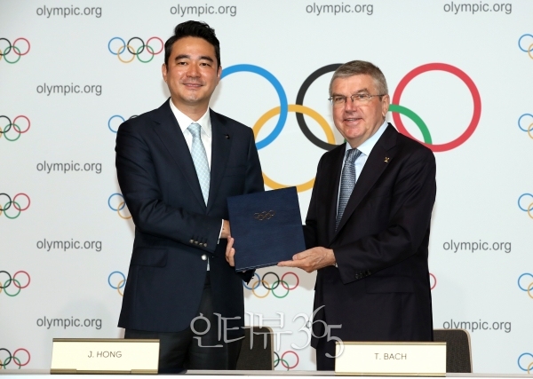 (왼쪽부터)홍정도 중앙일보·JTBC 대표이사 사장, 토마스 바흐 IOC 위원장/사진=JTBC