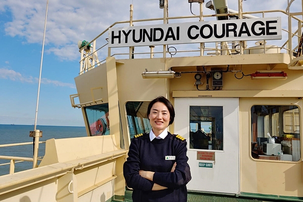 국적선사 첫 여성 선장인 전경옥 ‘현대 커리지(HYUNDAI COURAGE)’호 선장/사진=현대선상
