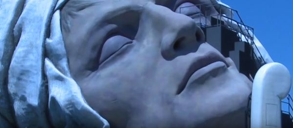 Bregenzer Festspiele 2011-2012 Promo 영상 캡처. 자크 루이 다비드의 그림을 본 따 만든 '마라(Jean Paul Marat)'의 머리 모습.