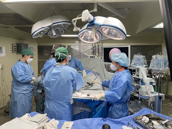 성애병원 신우진 과장을 비롯한 의료진들이 소소르바람의 수술을 진행하고 있다.