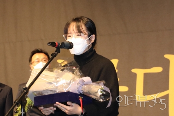 18일 서울 중구 명보아트홀에서 열린 '제11회 아름다운 예술인상'에서 독립영화예술인상을 수상한 윤단비 감독<br>