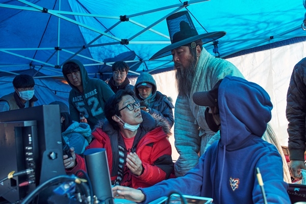 영화 '남한산성' 촬영에 한창인 황동혁 감독과 배우 김윤석