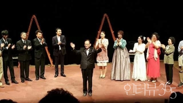 용산구청 아트홀에서 공연된  생활연극 '나의 살던 고향은 용산'에 배우로 출연한 정중헌 이사장의 커튼콜 장면.