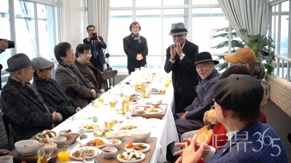 정지영 감독의 진행으로 참석자들이 김수용 감독 생신축하 덕담을 하고 있다.