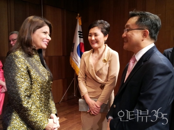 코스타리카 라우라 친치야 대통령과 남편 어윤일 박사와 함께