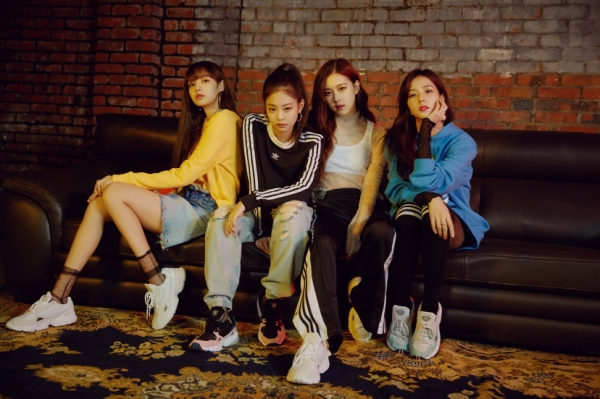 블랙픽크 아디다스 팔콘 스니커즈 화보/사진=아디다스