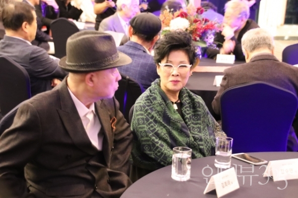 5일 부산 노보텔 엠배서더 그랜드볼룸에서 열린 2018 부산국제영화제 '한국영화 회고전의 밤'에 참석한 배우 김희라, 김수연 부부/사진=박상훈 기자