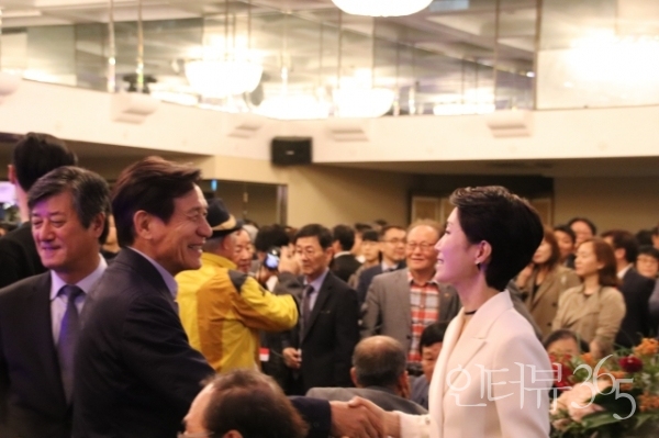 5일 부산 노보텔 엠배서더 그랜드볼룸에서 열린 2018 부산국제영화제 '한국영화 회고전의 밤'에 참석한 배우 안성기, 나영희/사진=박상훈 기자