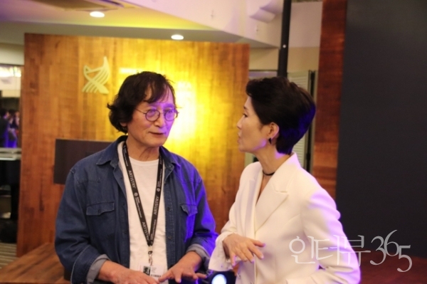 5일 부산 노보텔 엠배서더 그랜드볼룸에서 열린 2018 부산국제영화제 '한국영화 회고전의 밤'에 참석한 정지영 감독과 배우 나영희/사진=박상훈 기자