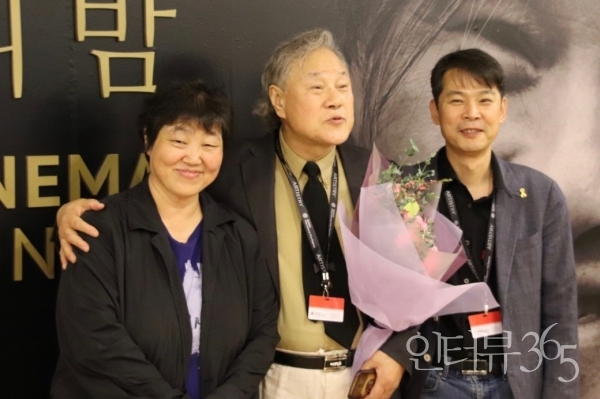 5일 부산 노보텔 엠배서더 그랜드볼룸에서 열린 2018 부산국제영화제 '한국영화 회고전의 밤'에 참석한 임순례 감독과 주인공 이장호 감독/사진=박상훈 기자