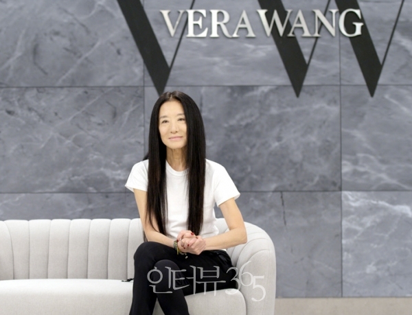 세계적 패션 디자이너 베라 왕이 15일 CJ ENM 오쇼핑부문을 최초로 방문해 주요 경영진과 ‘VW베라왕’의 사업 전략에 대한 논의를 진행했다./사진=CJ오쇼핑