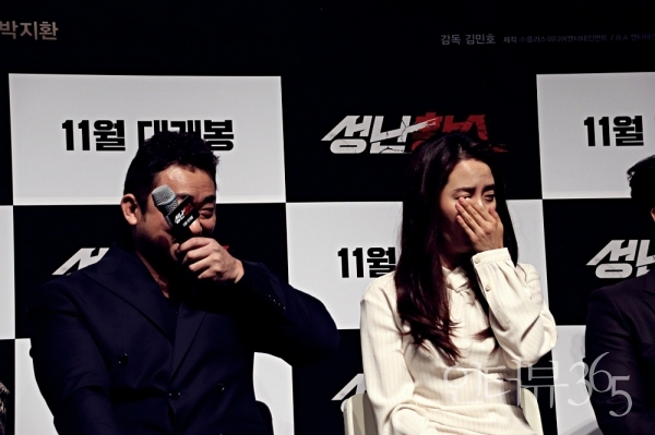 23일 오전 서울 강남구 CGV압구정에서 열린 영화 '성난황소' 제작보고회에 참석한 배우 마동석, 송지효/사진=박상훈기자