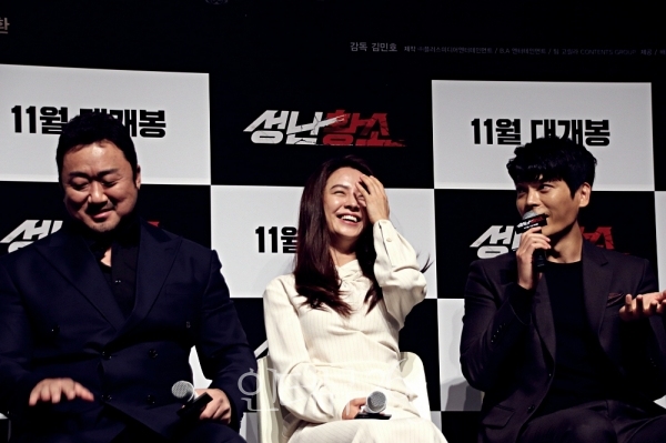 23일 오전 서울 강남구 CGV압구정에서 열린 영화 '성난황소' 제작보고회에 참석한 배우 마동석, 송지효, 김성오/사진=박상훈기자
