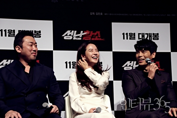 23일 오전 서울 강남구 CGV압구정에서 열린 영화 '성난황소' 제작보고회에 참석한 배우 마동석, 송지효, 김성오/사진=박상훈기자