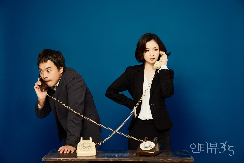오슬로3 [국립극단]오슬로_홍보사진_03_왼쪽부터 라르센役(손상규), 모나役(전미도)