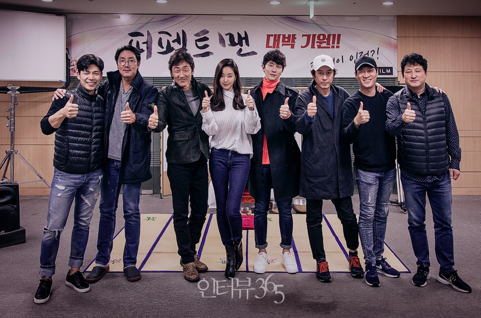 왼쪽부터 지승현, 조진웅, 허준호, 김사랑, 용수 감독, 설경구, 진선규, 박진우 /사진=㈜쇼박스