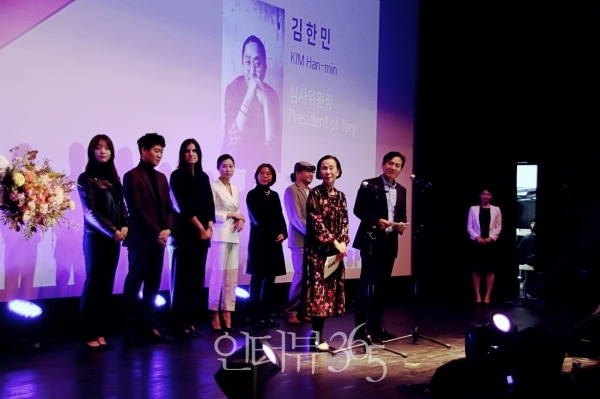 제16회 아시아나국제단편영화제 심사위원단과 손숙 이사장, 안성기 집행위원장/사진=박상훈 기자