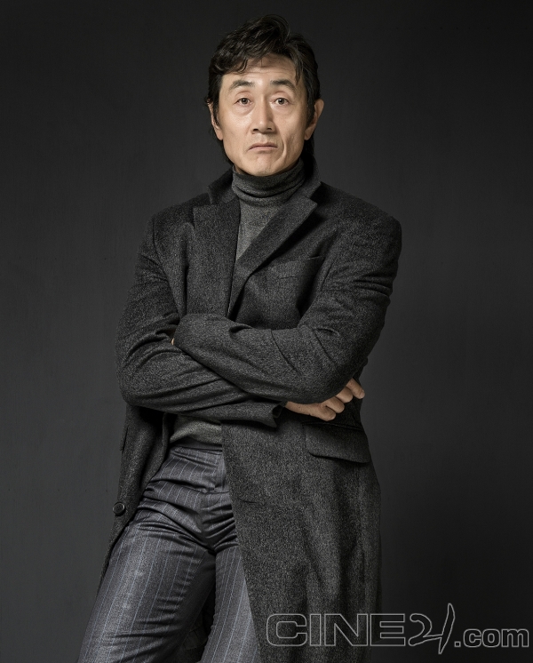 영화 '국가부도의 날' 김혜수, 유아인, 허준호, 조우진 화보/사진=씨네21