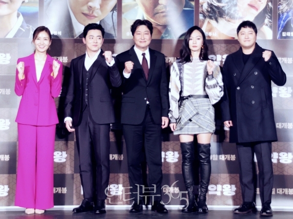 19일 오전 서울 광진구 건대입구 롯데시네마에서 열린 영화 '마약왕 제작보고회에 참석한 배우 김소진, 조정석, 송강호, 배두나, 김대명/사진=박상훈 기자