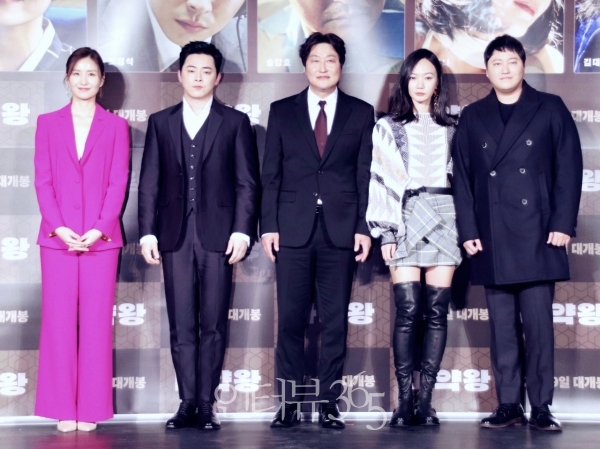 19일 오전 서울 광진구 건대입구 롯데시네마에서 열린 영화 '마약왕 제작보고회에 참석한 배우 김소진, 조정석, 송강호, 배두나, 김대명/사진=박상훈 기자