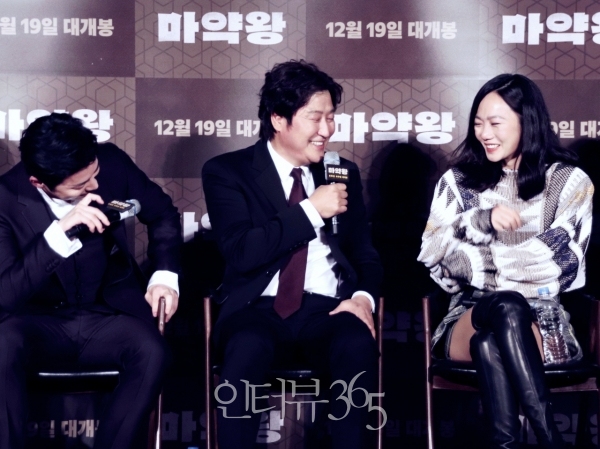19일 오전 서울 광진구 건대입구 롯데시네마에서 열린 영화 '마약왕 제작보고회에 참석한 배우 조정석, 송강호, 배두나/사진=박상훈 기자