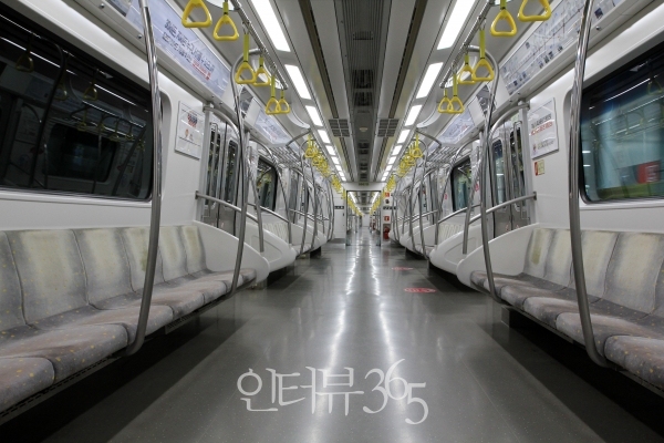 9호선 열차 내부/사진=서울시