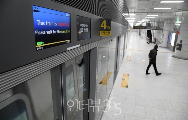 개통을 앞둔 둔촌오륜역에 시험 운행중인 전동차/사진=서울시