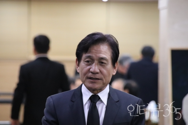 4일 고 신성일 배우의 빈소가 마련된 서울 송파구 서울아산병원 장례식장을 찾은 배우 안성기<br>