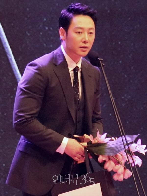 한국영화배우협회 '대한민국 베스트 스타상' 남우조연상을 수상한 배우 김동욱/사진=인터뷰365