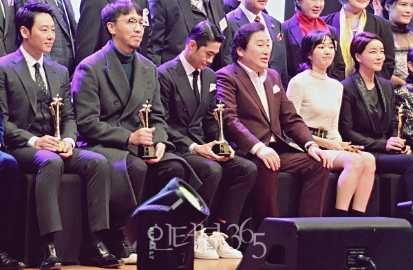 한국영화배우협회 주최 '2018 대한민국 베스트 스타상'에 참석한 배우 김동욱, 윤종빈 감독, 김국현 영화배우협회 이사상, 배우 김정남, 수애, 진서연(좌측부터)/사진=인터뷰365