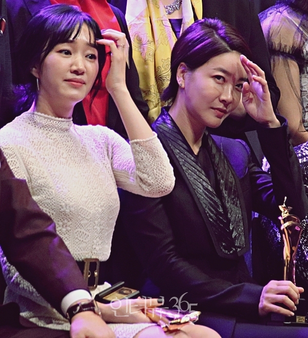 한국영화배우협회 주최 '2018 대한민국 베스트 스타상'에 참석한 배우 수애, 진서연/사진=인터뷰365