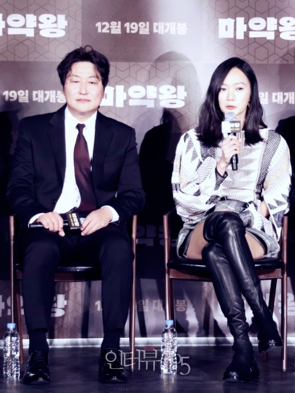 19일 오전 서울 광진구 건대입구 롯데시네마에서 열린 영화 '마약왕 제작보고회에 참석한 배우 송강호, 배두나/사진=박상훈 기자