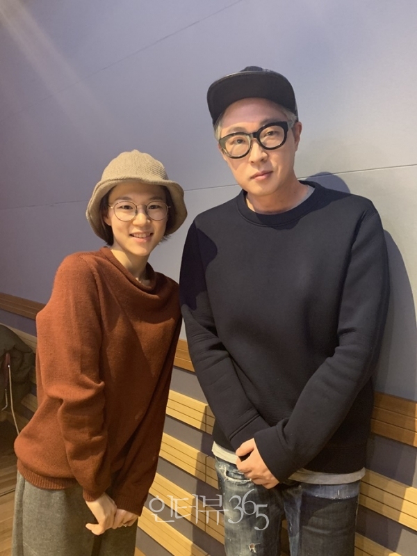 라디오 ‘FM영화음악’에 출연한 ‘스윙키즈’ 강형철 감독(우측)과 DJ 한예리/사진=MBC