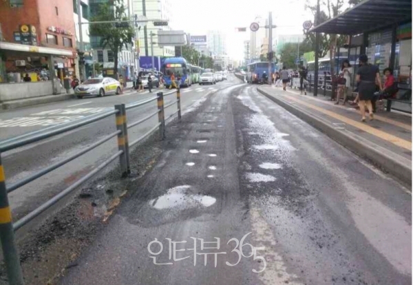 버스 도로에 발생된 포트홀/사진=서울시