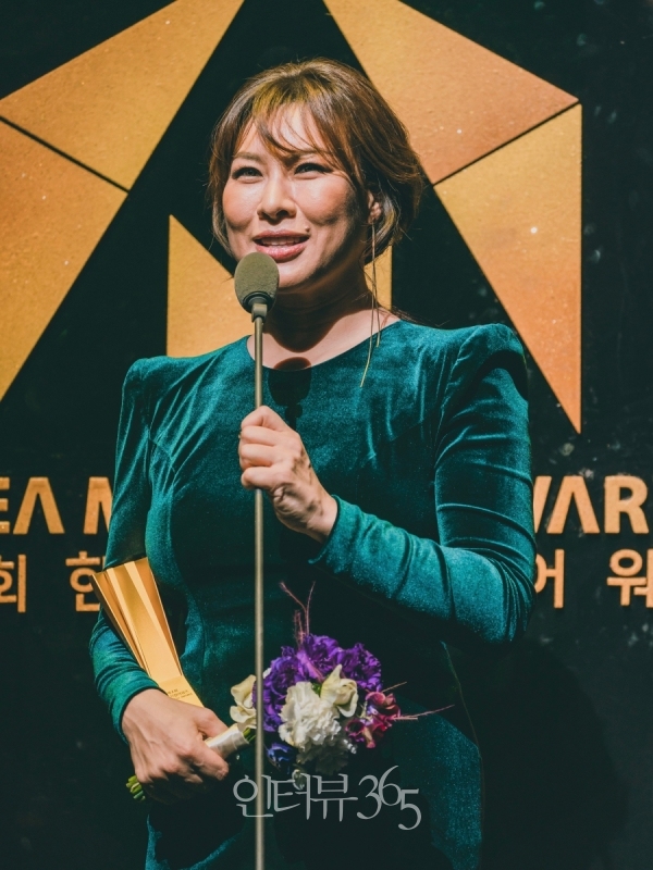 제3회 한국뮤지컬어워즈에서 여우주연상을 수상한 정영주/사진=쇼온컴퍼니