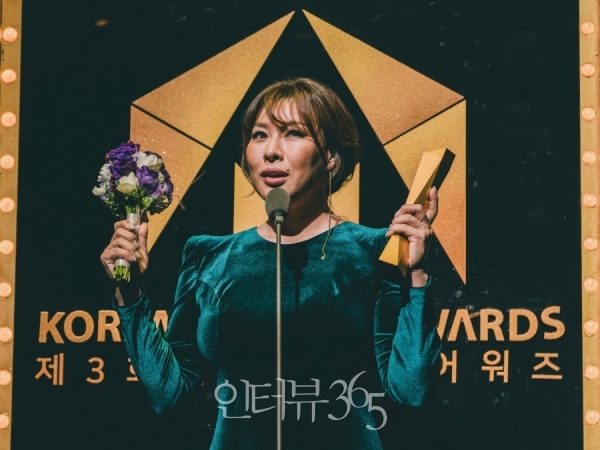 제3회 한국뮤지컬어워즈에서 여우주연상을 수상한 정영주/사진=쇼온컴퍼니