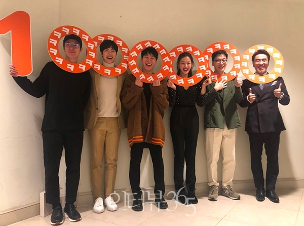 영화 '극한직업' 100만 관객 돌파 인증샷. (왼쪽부터) 이병헌 감독, 공명, 진선규, 이하늬, 이동휘, 류승룡/사진=CJ엔터테인먼트