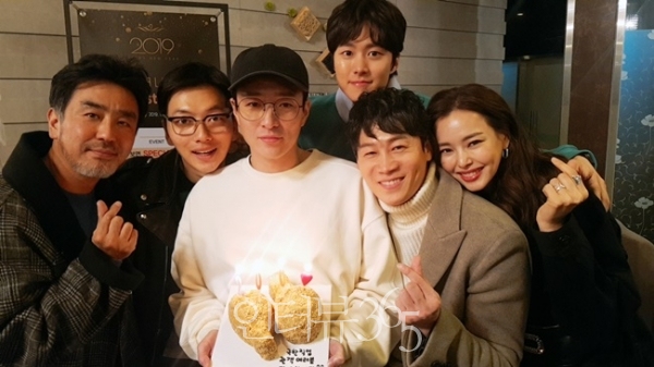 영화 '극한직업' 200만 관객 돌파 인증샷/사진=CJ엔터테인먼트
