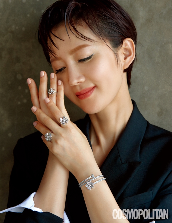 드라마 'SKY 캐슬' 종영 후 발리로 떠나 화보촬영을 진행한 배우 염정아/사진=코스모폴리탄