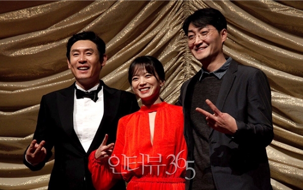 베를리국제영화제 레드카펫에 참석한 배우 설경구, 천우희, 이수진 감독/사진=CGV아트하우스