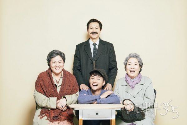 [국립극단]자기 앞의 생_홍보사진_04_좌측부터 로자役(이수미), 카츠 의사役(정원조), 모모役(오정택), 로자役(양희경)