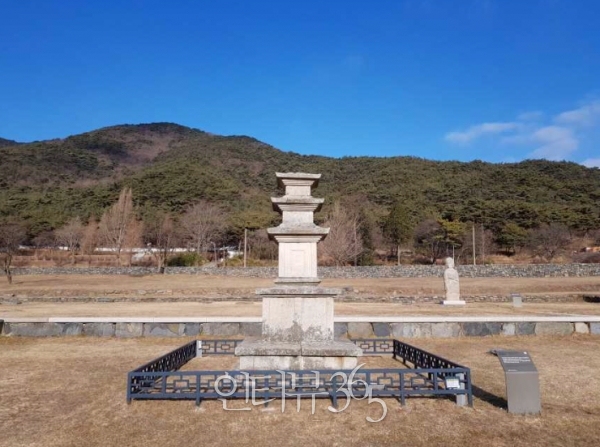 보물 제2021호 보령 성주사지 동 삼층석탑/사진=문화재청