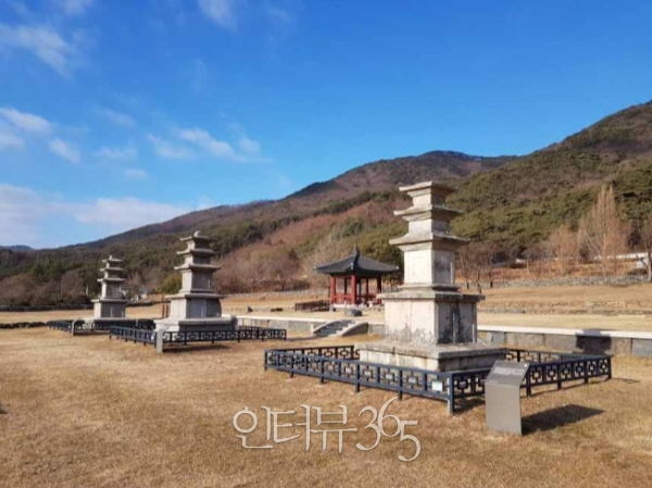 보령 성주사지 금당 후면에 자리한 3기 탑 현황 (맨 왼쪽) 보령 성주사지 서 삼층석탑(보물 제8호) (가운데) 보령 성주사지 중앙 삼층석탑(보물 제20호) (맨 오른쪽) 보령 성주사지 동 삼층석탑(보물 제2021호)/사진=문화재청