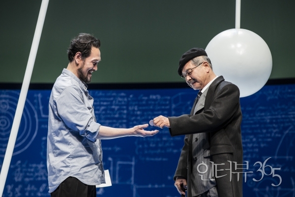 [국립극단]갈릴레이의 생애_공연사진_03_왼쪽부터 갈릴레이役(김명수), 대학 재무관役(이호재)