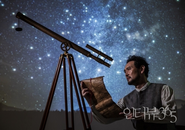 2번[국립극단]갈릴레이의 생애_홍보사진_03_갈릴레이役 김명수 망원경을 통해 별들을 관찰하는 '갈릴레이'(김명수).