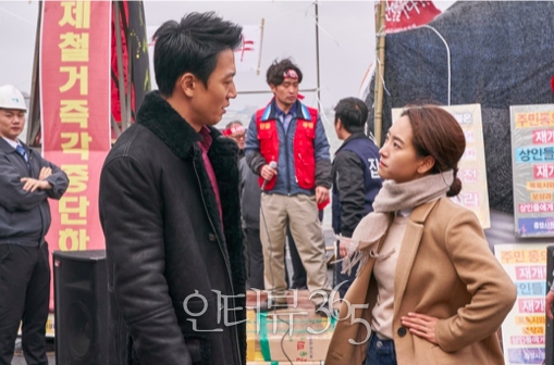 영화 '롱 리브 더 킹: 목포 영웅'의 주연 배우 김래원, 원진아/사진=메가박스중앙플러스엠